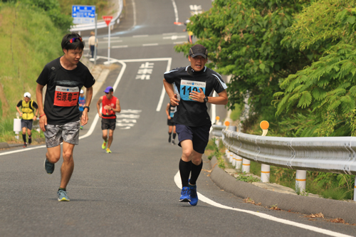 千畳敷へ続く坂道を、ゲストランナーの柏原竜二さんの声援を受けながら上る