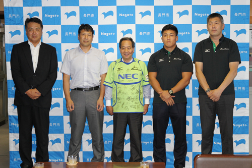 7月7日には、元日本代表の中島修二さん（左から2番目）をはじめ4人が大西市長を表敬訪問