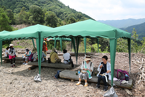 「キリハゲ山」と呼ばれる山の頂上では、おにぎりと漬物を味わう