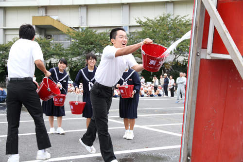日置中学校の生徒が、的を狙ってバケツで水をかける