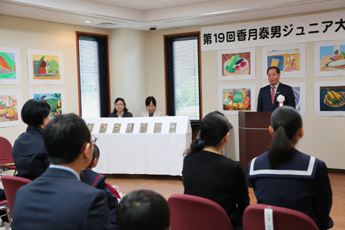 「皆さんは素晴らしい才能の持ち主。ここから将来の画家が誕生することを祈っています」と大西市長