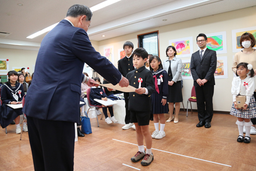 受賞者に賞状と盾、記念品が贈られる