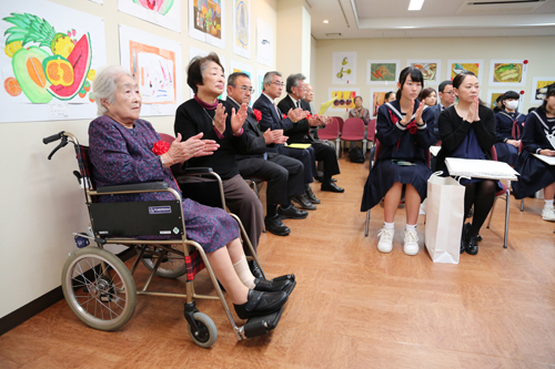 香月泰男美術館名誉館長の婦美子夫人も出席し、受賞者に拍手を送る