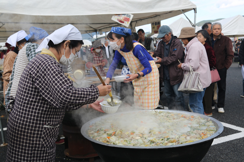 「千畳鍋」をはじめ、会場には多数のグルメが並ぶ