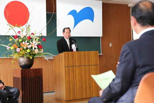 「素晴らしい実績と指導力を、これからも市の発展のために発揮してほしい」と大西市長