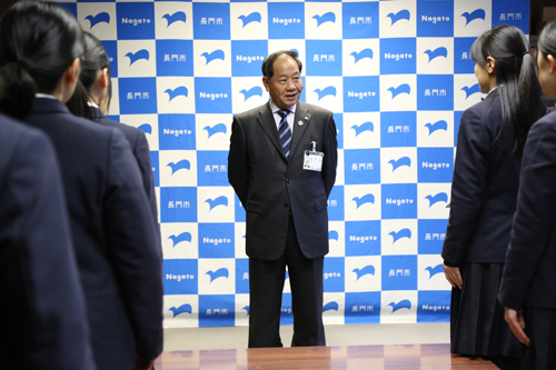 「英語と理論を磨いて、良い報告を期待しています」と大西市長