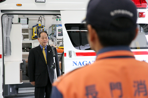 「新しい消防自動車をしっかり使い切り、救命率を上げてほしい」と大西市長