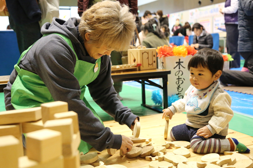 軽運動室では、親子で遊びを楽しめる「わいわいフェスタ」も同時開催