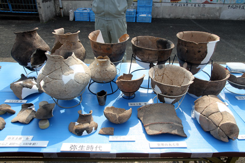 本郷山崎遺跡から出土した土器類など