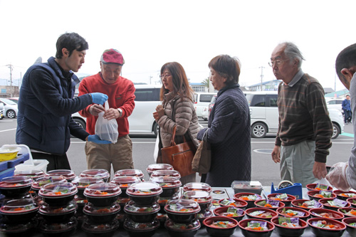 無料の試食会ともあり、開始前から長蛇の列が並んだ