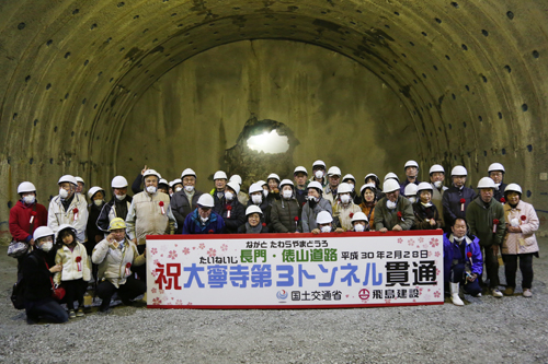 地域住民を中心に約230人が見学に訪れた