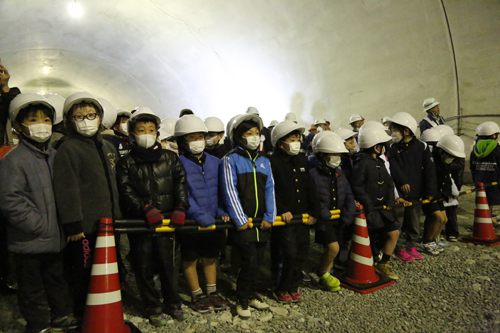 向陽小学校の児童も興味津々