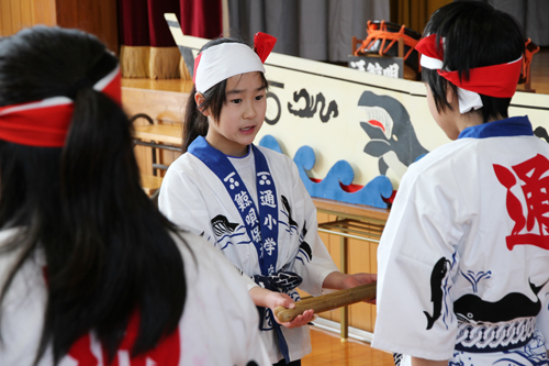 法被とばちが在校生に引き継がれる