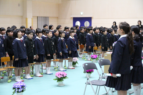 在校生から歌やメッセージが送られる
