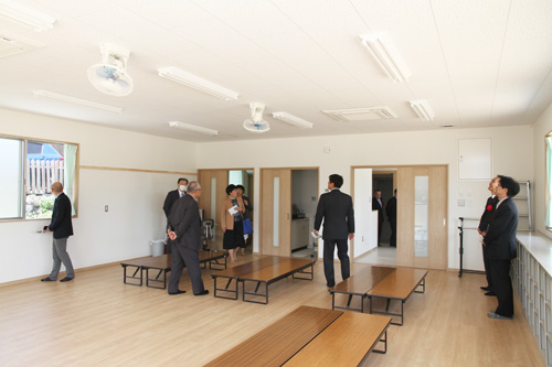児童保育室など館内を見学