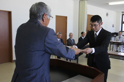 辞令を受け取る新入社員の花岡輝彦さん