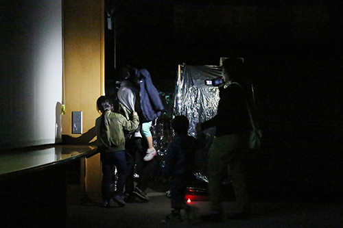 懐中電灯の明かりだけを頼りに館内を進む