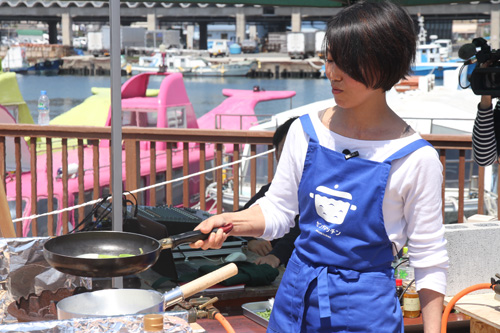 調理のコツなども紹介しながら、腕を振るう志麻さん