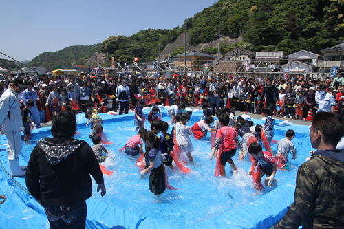 子どもたちに大人気の魚のつかみ取り