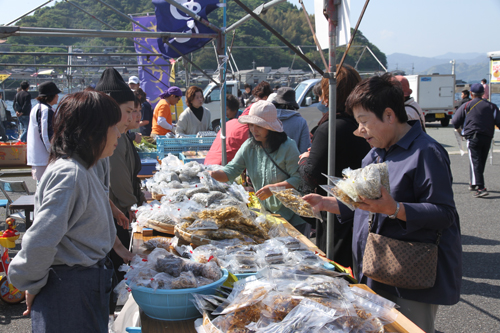 鯨肉、ちりめん、岩ガキなど青海島の海の幸を買い求める人で賑わう