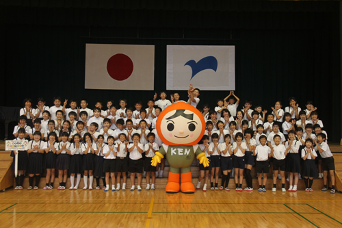 深川小学校5年生80人が花の種や苗を植えた