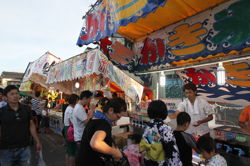 露店が軒を連ね、多くの人が祭りを楽しんだ