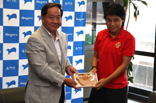 大西市長より木のくじらのおもちゃが手渡される