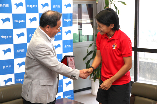シンガポール選抜選手団から、友好に感謝を込めて盾が送られた