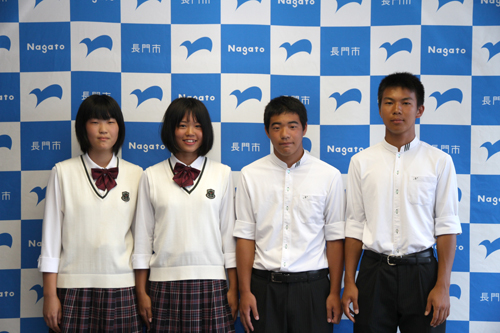 ビーチバレーボールで出場する(左から)中川　愛梨さん、藤井　碧葉さん、岡田　徳仁さん、平原　太志さん