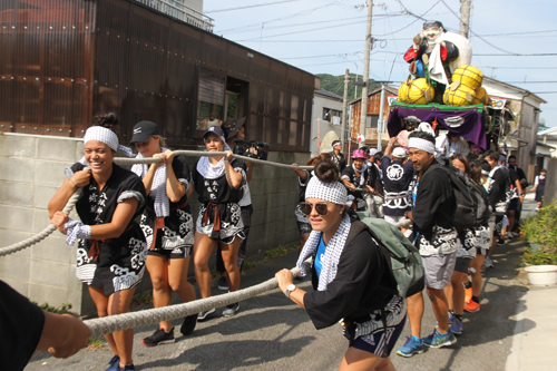 通り町と呼ばれる祭り担当の自治会の皆さんと一緒に山車を引く