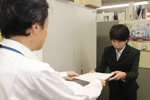 藤田企画総務部長から辞令を交付