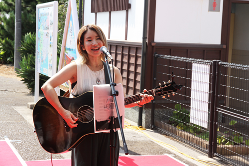 ○○のはなしのテーマソングを歌う原田侑子さんによるスペシャルライブ