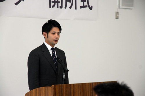 「NPOつなぐの会員らとスクラムを組み、地元に根付いた施設としていきたい」と抱負を語る岡藤理事長