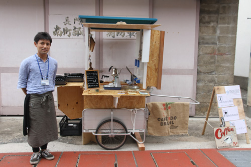 手作りのリヤカー屋台で試験的な飲食営業を開始