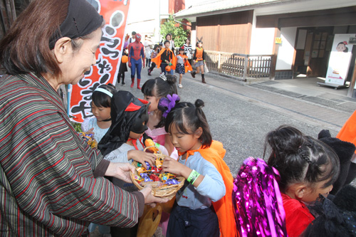 通りのあちらこちらに立ち寄りお菓子をもらう