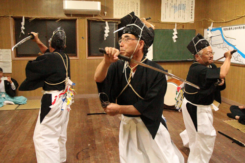 4人の舞子が剣を持ち、乱舞する「四剣」