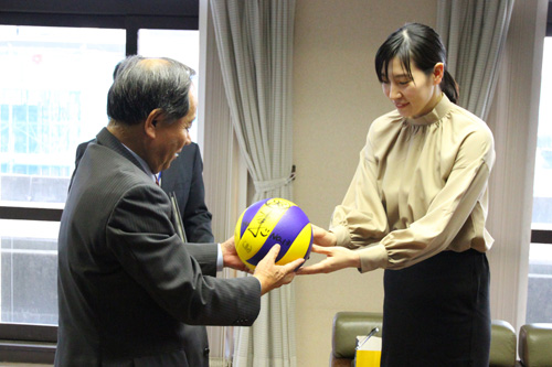 サインボールを大西市長に手渡す