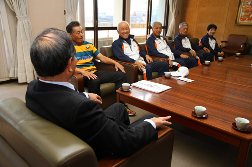 (奥から)和泉さん、浴田さん、藤井さん、河田さん、浜田さん