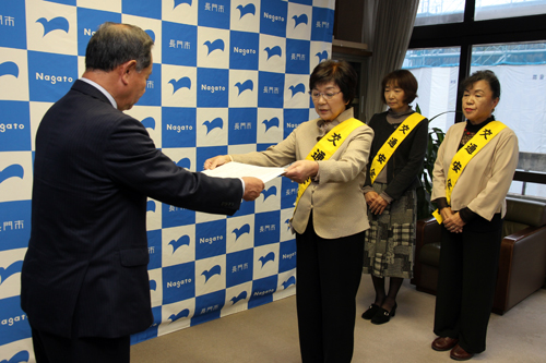 メッセージを大西市長に手交
