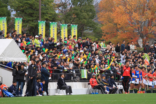山口市の維新百年記念公園ラグビー・サッカー場には、多くの大津緑洋高ラグビー部の支援者が駆け付けた