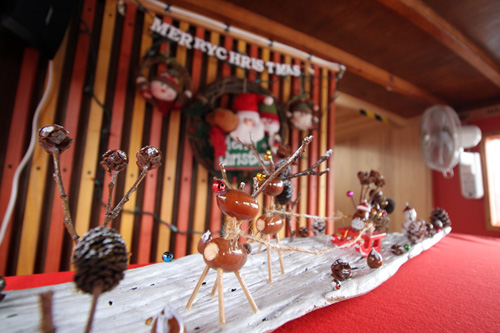 クリスマス仕様に特別にデコレーションされた船内