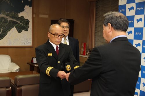 消防団長の辞令交付を受ける村部さん