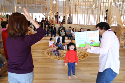子どもたちも興味津々。聴覚障がいについて知るきっかけになる