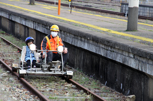 軌道自転車乗車体験や鉄道模型の展示など長門市駅コンも同時開催