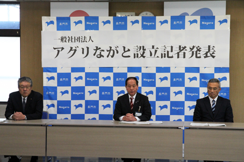 記者会見にて抱負を述べる大西市長