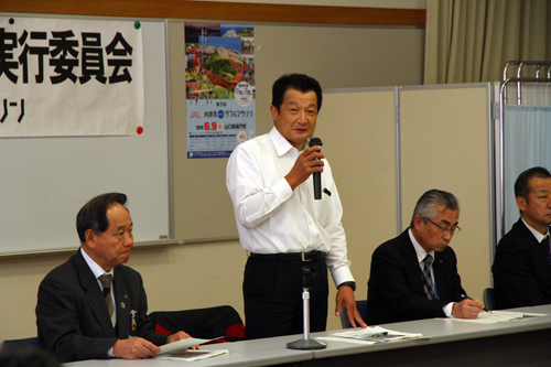 「この大会がみなさんにとって身近になってきた」と述べる長谷川実行委員長