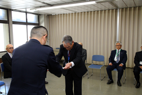 大西市長と自衛隊山口地方協力本部の川名孝幸本部長から相談員に委嘱状が手渡される