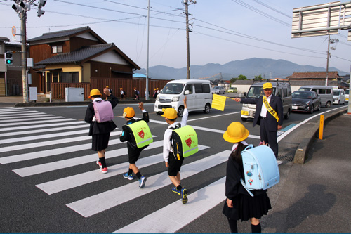 13日には大西市長が交通立哨を行う
