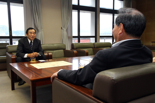令和元年という輝かしい年に受章されたことも何かの縁と祝いの言葉を送る大西市長