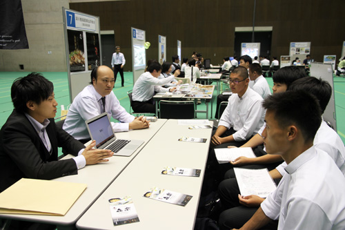 市内外の企業27社が参加し、自社のPRを行う
